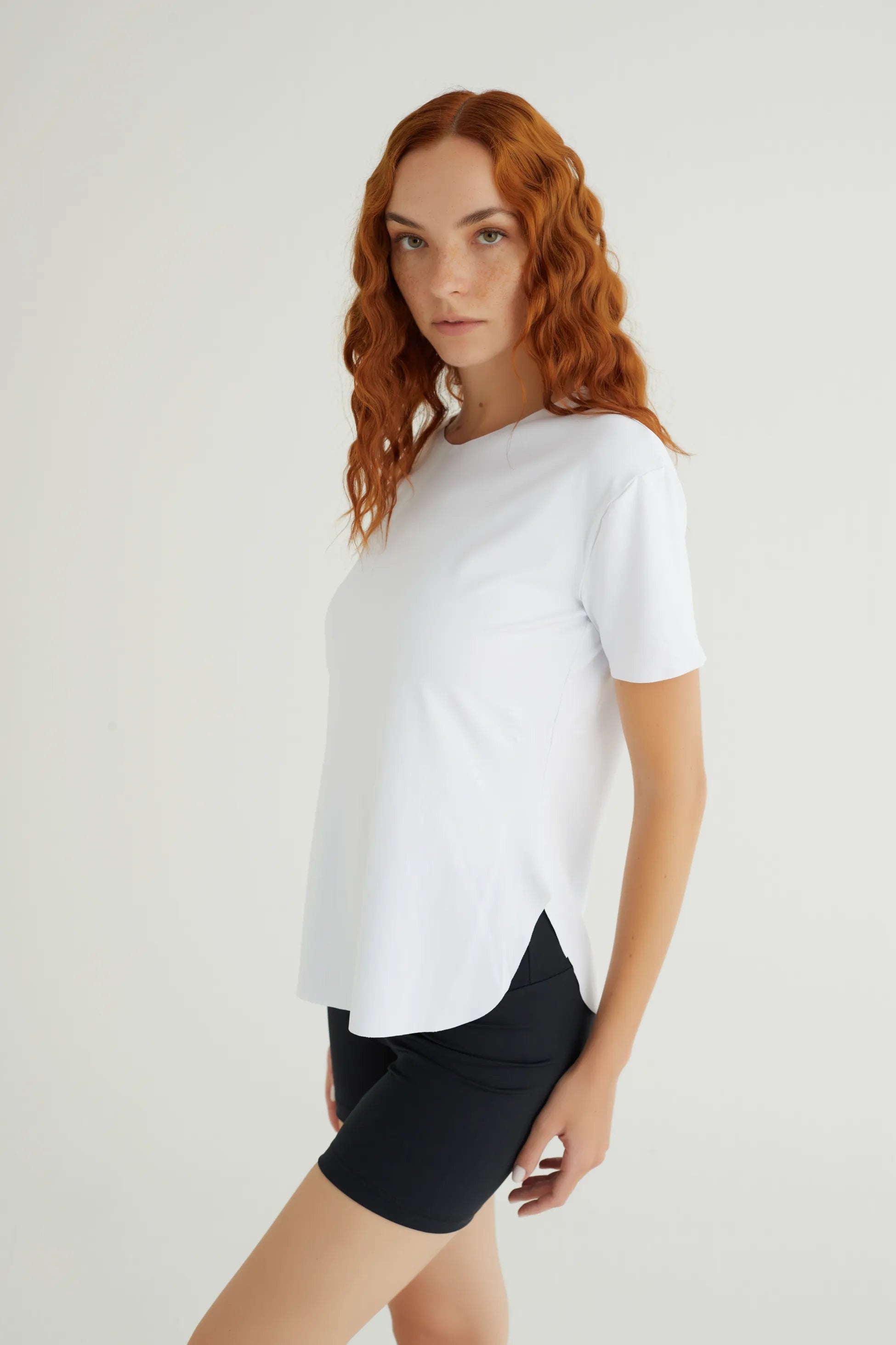 Kısa Kollu Beyaz Polyamid T-Shirt, spor aktiviteleri ve günlük kullanım için mükemmel bir seçenektir. Hafif ve nefes alabilir polyamid kumaşı sayesinde terlemeyi en aza indirir ve gün boyu ferah kalmanızı sağlar. Esnek yapısı, vücudu nazikçe sararak hareket özgürlüğü sunar, bu da onu yoga, koşu ve fitness gibi aktiviteler için ideal hale getirir.