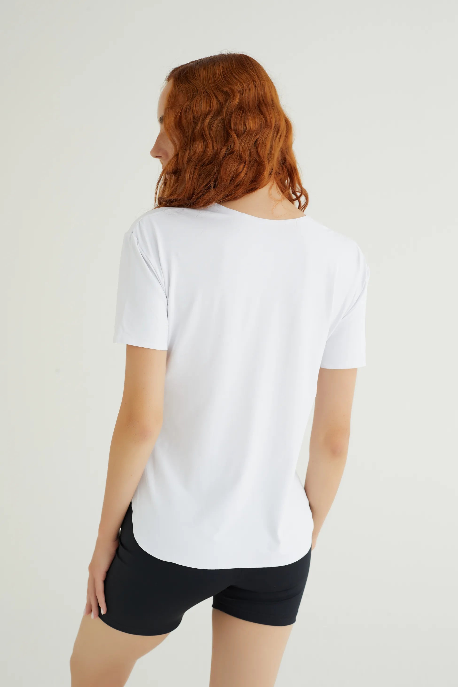 Kısa Kollu Beyaz Polyamid T-Shirt, spor aktiviteleri ve günlük kullanım için mükemmel bir seçenektir. Hafif ve nefes alabilir polyamid kumaşı sayesinde terlemeyi en aza indirir ve gün boyu ferah kalmanızı sağlar. Esnek yapısı, vücudu nazikçe sararak hareket özgürlüğü sunar, bu da onu yoga, koşu ve fitness gibi aktiviteler için ideal hale getirir.