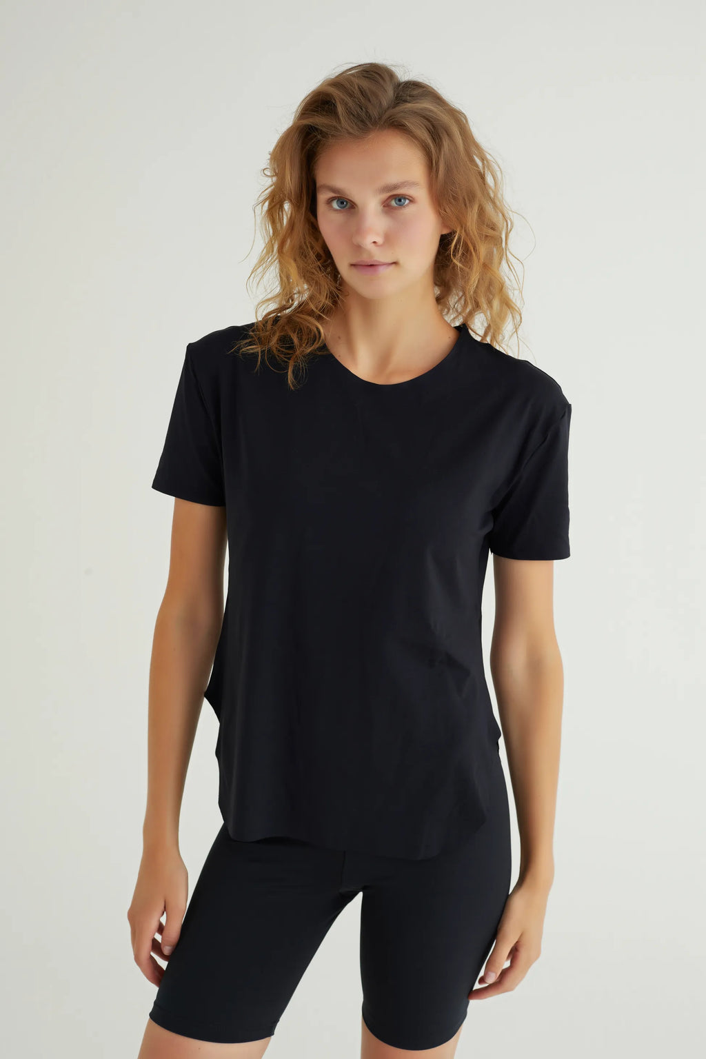 Kısa Kollu Siyah Polyamid T-Shirt, spor aktiviteleri ve günlük kullanım için mükemmel bir seçenektir. Hafif ve nefes alabilir polyamid kumaşı sayesinde terlemeyi en aza indirir ve gün boyu ferah kalmanızı sağlar. Esnek yapısı, vücudu nazikçe sararak hareket özgürlüğü sunar, bu da onu yoga, koşu ve fitness gibi aktiviteler için ideal hale getirir.