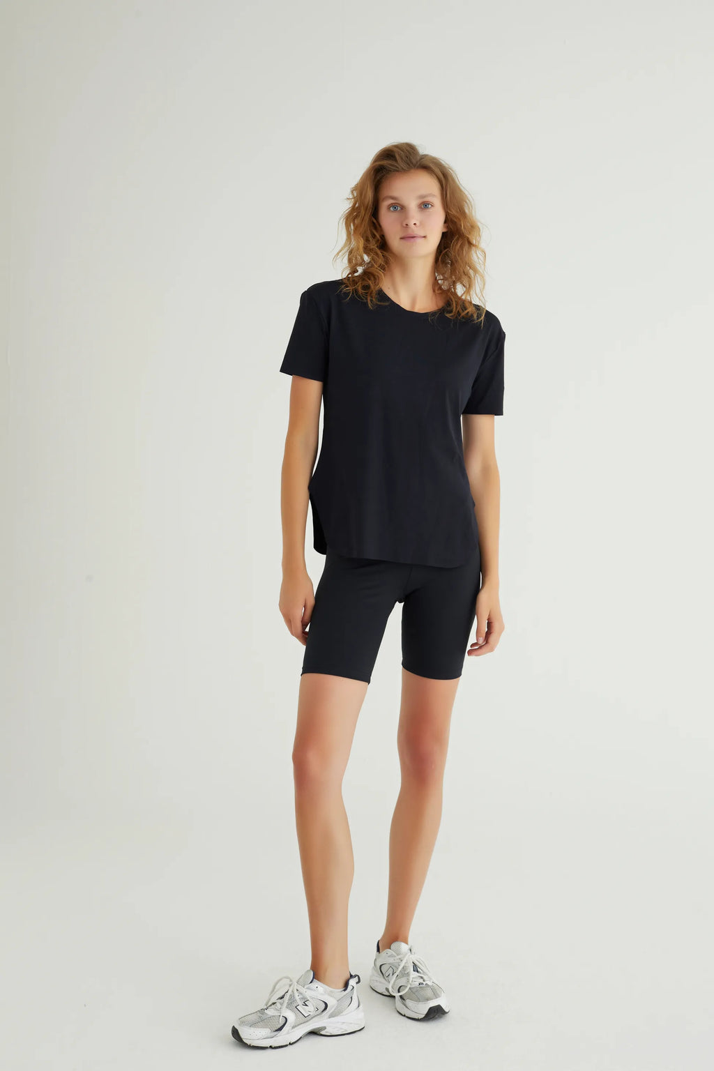 Kısa Kollu Siyah Polyamid T-Shirt, spor aktiviteleri ve günlük kullanım için mükemmel bir seçenektir. Hafif ve nefes alabilir polyamid kumaşı sayesinde terlemeyi en aza indirir ve gün boyu ferah kalmanızı sağlar. Esnek yapısı, vücudu nazikçe sararak hareket özgürlüğü sunar, bu da onu yoga, koşu ve fitness gibi aktiviteler için ideal hale getirir.