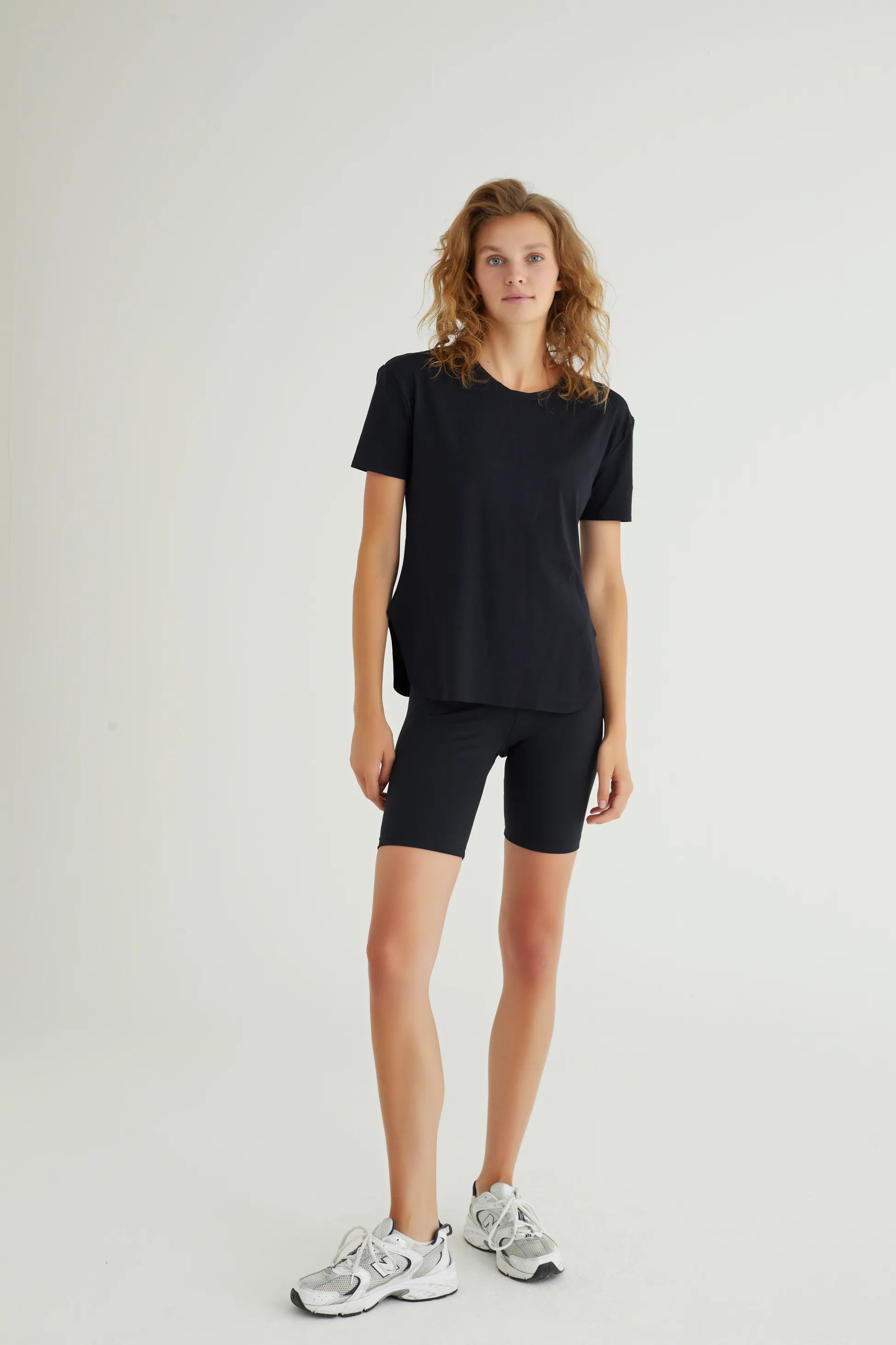 Kısa Kollu Siyah Polyamid T-Shirt, spor aktiviteleri ve günlük kullanım için mükemmel bir seçenektir. Hafif ve nefes alabilir polyamid kumaşı sayesinde terlemeyi en aza indirir ve gün boyu ferah kalmanızı sağlar. Esnek yapısı, vücudu nazikçe sararak hareket özgürlüğü sunar, bu da onu yoga, koşu ve fitness gibi aktiviteler için ideal hale getirir.