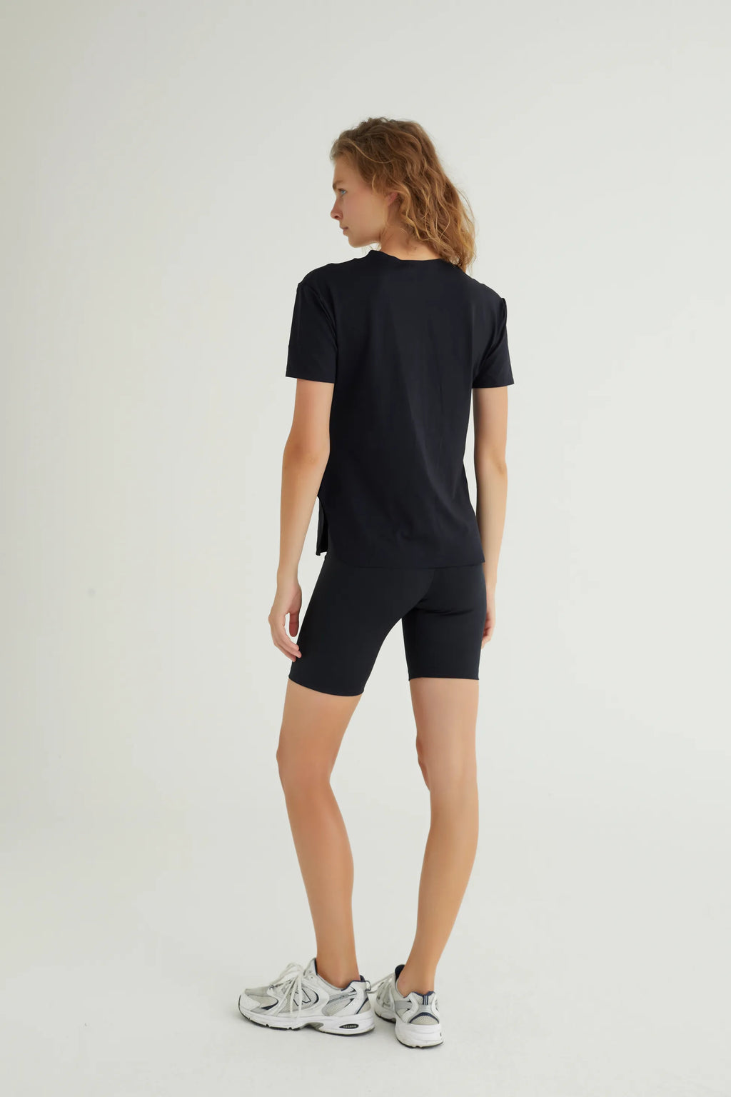 Kısa Kollu Siyah Polyamid T-Shirt, spor aktiviteleri ve günlük kullanım için mükemmel bir seçenektir. Hafif ve nefes alabilir polyamid kumaşı sayesinde terlemeyi en aza indirir ve gün boyu ferah kalmanızı sağlar. Esnek yapısı, vücudu nazikçe sararak hareket özgürlüğü sunar, bu da onu yoga, koşu ve fitness gibi aktiviteler için ideal hale getirir.