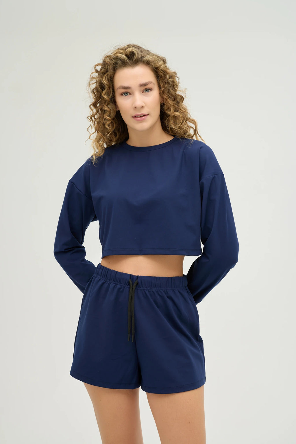 Crop Sweatshirt Takım – Lacivert, günlük stilinize ve spor kombinlerinize mükemmel uyum sağlayan modern ve konforlu bir seçenektir. Hafif ve nefes alabilir kumaşı, gün boyu rahat kalmanızı sağlarken, ter emici özelliği sayesinde spor yaparken serin ve kuru kalmanıza yardımcı olur.