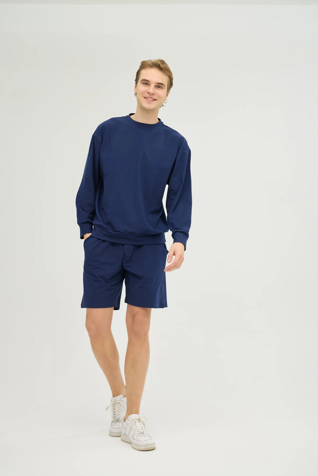 Lacivert Sweatshirt Takım, rahatlık ve şıklığı bir araya getiren modern bir tasarıma sahiptir. Günlük kullanım ve spor aktiviteleri için ideal olan bu takım, nefes alabilir ve esnek kumaşı sayesinde maksimum konfor sunar.