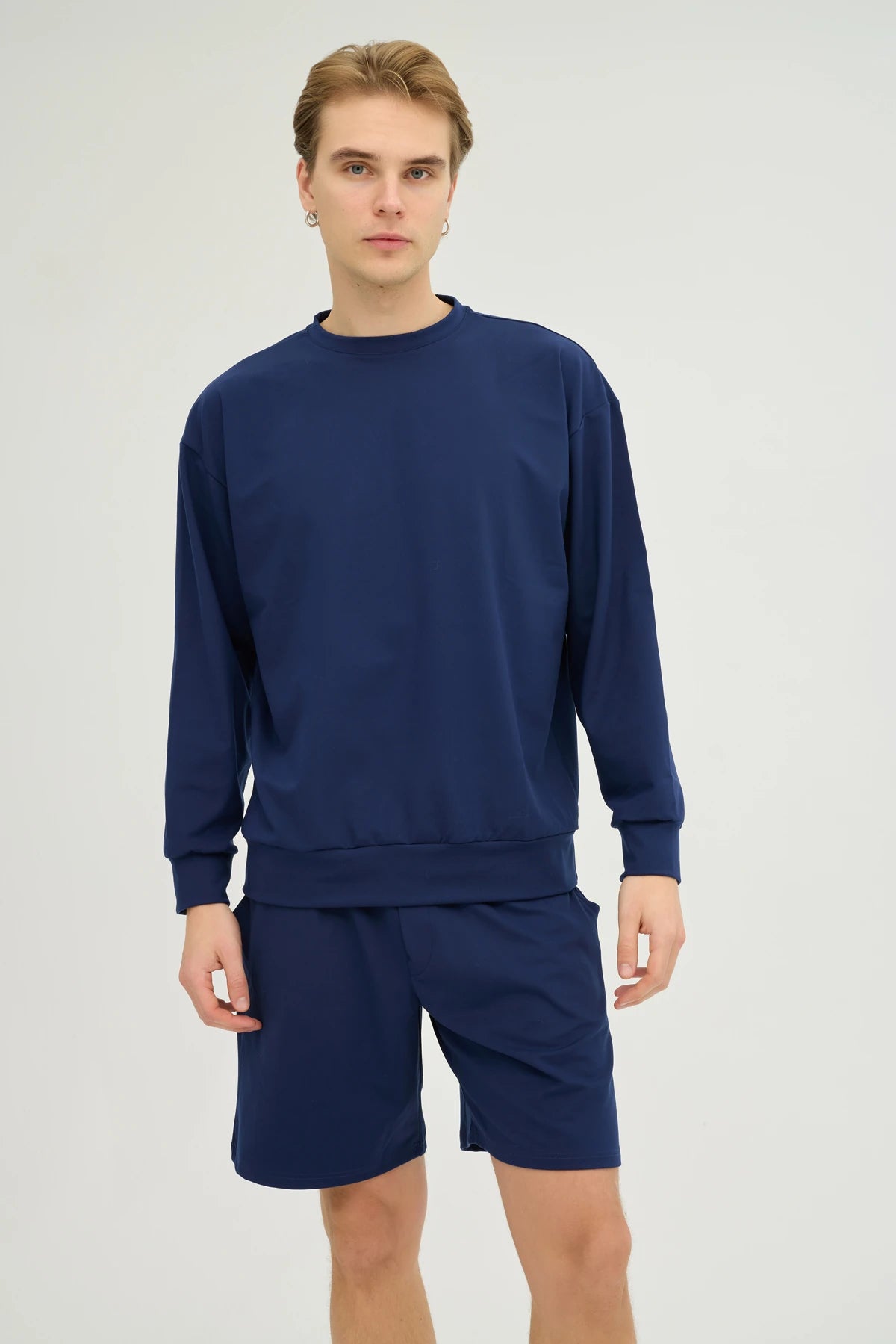 Lacivert Sweatshirt Takım, rahatlık ve şıklığı bir araya getiren modern bir tasarıma sahiptir. Günlük kullanım ve spor aktiviteleri için ideal olan bu takım, nefes alabilir ve esnek kumaşı sayesinde maksimum konfor sunar.