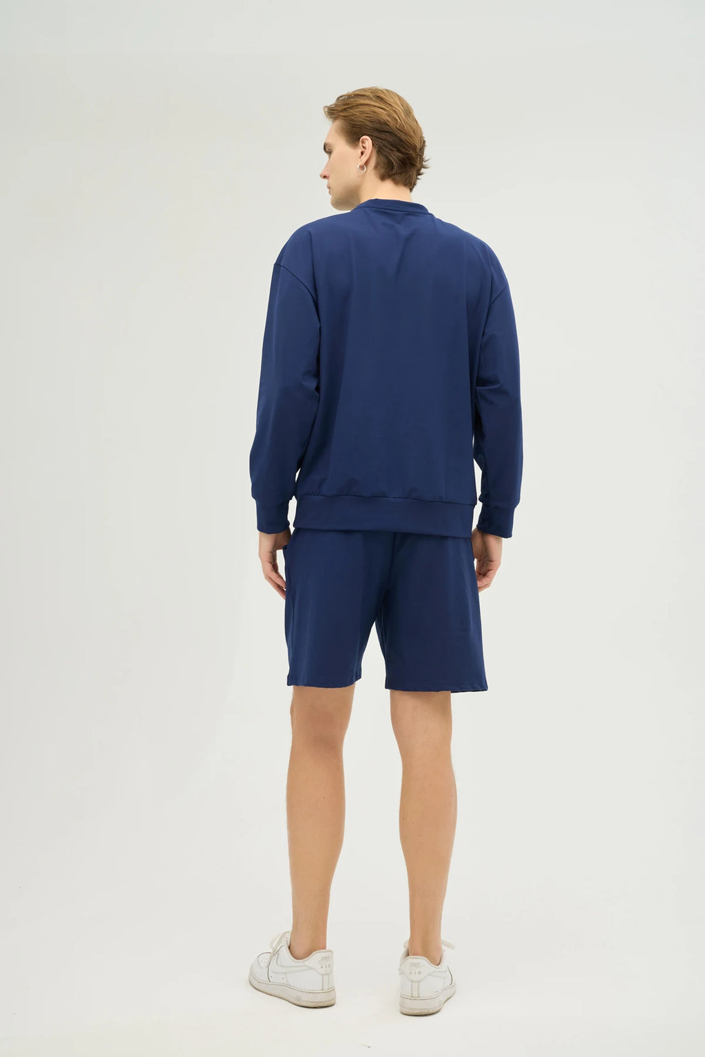 Lacivert Sweatshirt Takım, rahatlık ve şıklığı bir araya getiren modern bir tasarıma sahiptir. Günlük kullanım ve spor aktiviteleri için ideal olan bu takım, nefes alabilir ve esnek kumaşı sayesinde maksimum konfor sunar.