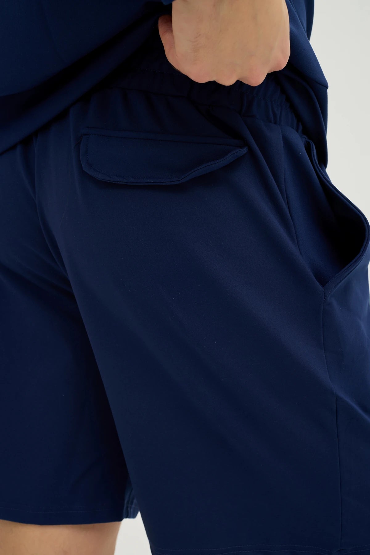 Lacivert Sweatshirt Takım, rahatlık ve şıklığı bir araya getiren modern bir tasarıma sahiptir. Günlük kullanım ve spor aktiviteleri için ideal olan bu takım, nefes alabilir ve esnek kumaşı sayesinde maksimum konfor sunar.