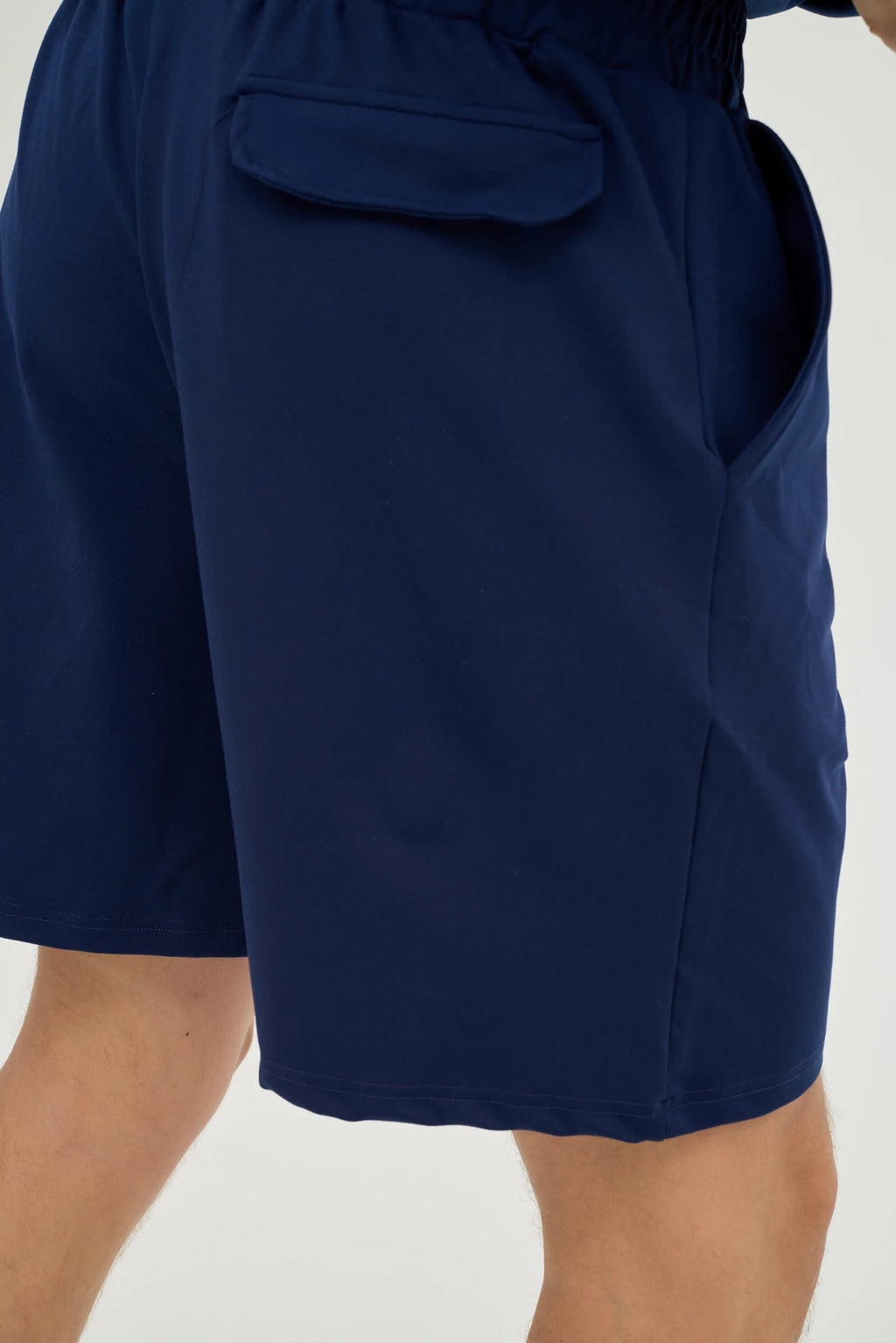 Lacivert Sweatshirt Takım, rahatlık ve şıklığı bir araya getiren modern bir tasarıma sahiptir. Günlük kullanım ve spor aktiviteleri için ideal olan bu takım, nefes alabilir ve esnek kumaşı sayesinde maksimum konfor sunar.