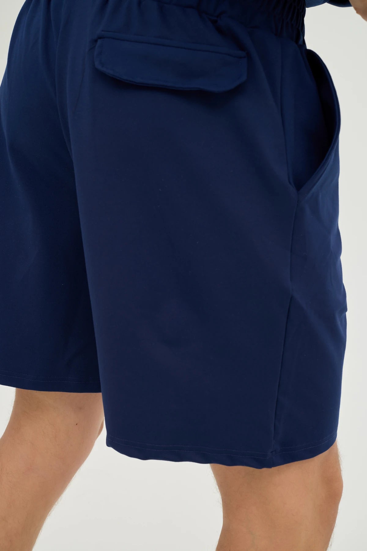 Lacivert Sweatshirt Takım, rahatlık ve şıklığı bir araya getiren modern bir tasarıma sahiptir. Günlük kullanım ve spor aktiviteleri için ideal olan bu takım, nefes alabilir ve esnek kumaşı sayesinde maksimum konfor sunar.