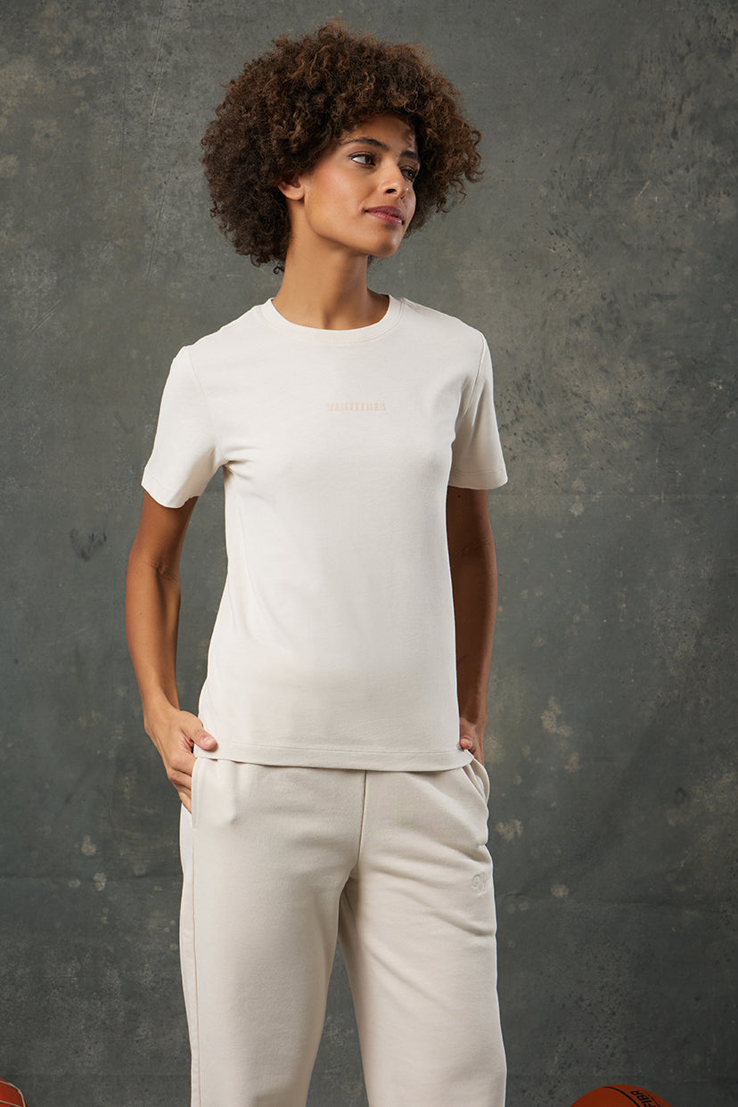 Luna Bej Regular Fit T-Shirt, sade tasarımı ve rahat kalıbıyla günlük stilin vazgeçilmez parçalarından biri olmaya aday. Yumuşak dokulu kumaşı, gün boyu konfor sağlarken bej rengiyle her kombine kolayca uyum sağlar.&nbsp;Yuvarlak yaka ve kısa kol detayıyla klasik bir görünüm sunan bu t-shirt, ister spor ister şehir stilinde minimal ve şık bir alternatif olarak öne çıkar. Farklı alt parçalarla rahatlıkla kombinlenebilir.