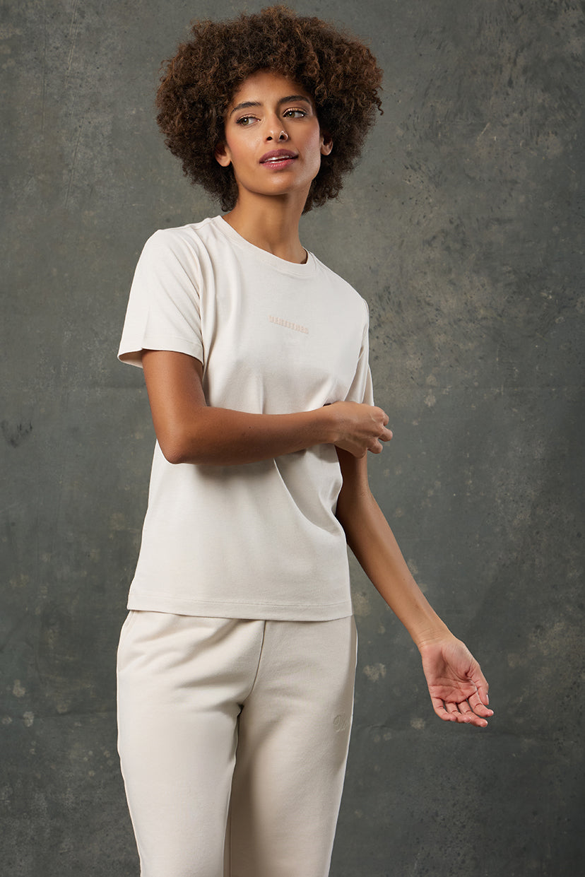 Luna Bej Regular Fit T-Shirt, sade tasarımı ve rahat kalıbıyla günlük stilin vazgeçilmez parçalarından biri olmaya aday. Yumuşak dokulu kumaşı, gün boyu konfor sağlarken bej rengiyle her kombine kolayca uyum sağlar.&nbsp;Yuvarlak yaka ve kısa kol detayıyla klasik bir görünüm sunan bu t-shirt, ister spor ister şehir stilinde minimal ve şık bir alternatif olarak öne çıkar. Farklı alt parçalarla rahatlıkla kombinlenebilir.