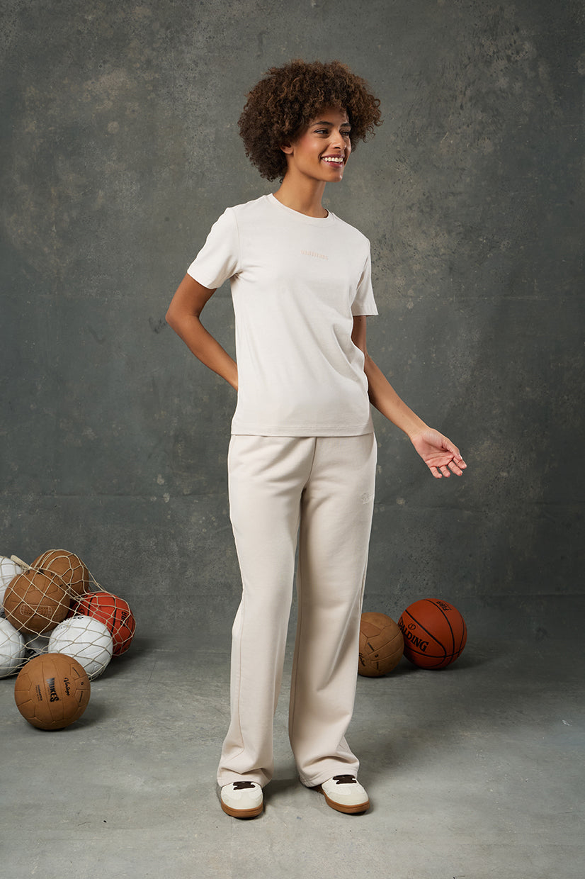 Luna Bej Regular Fit T-Shirt, sade tasarımı ve rahat kalıbıyla günlük stilin vazgeçilmez parçalarından biri olmaya aday. Yumuşak dokulu kumaşı, gün boyu konfor sağlarken bej rengiyle her kombine kolayca uyum sağlar.&nbsp;Yuvarlak yaka ve kısa kol detayıyla klasik bir görünüm sunan bu t-shirt, ister spor ister şehir stilinde minimal ve şık bir alternatif olarak öne çıkar. Farklı alt parçalarla rahatlıkla kombinlenebilir.