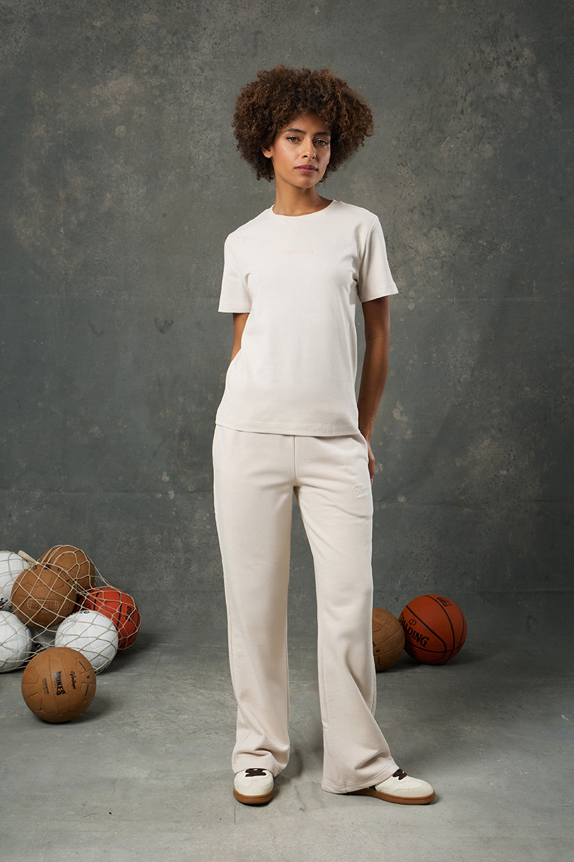 Luna Bej Regular Fit T-Shirt, sade tasarımı ve rahat kalıbıyla günlük stilin vazgeçilmez parçalarından biri olmaya aday. Yumuşak dokulu kumaşı, gün boyu konfor sağlarken bej rengiyle her kombine kolayca uyum sağlar.&nbsp;Yuvarlak yaka ve kısa kol detayıyla klasik bir görünüm sunan bu t-shirt, ister spor ister şehir stilinde minimal ve şık bir alternatif olarak öne çıkar. Farklı alt parçalarla rahatlıkla kombinlenebilir.