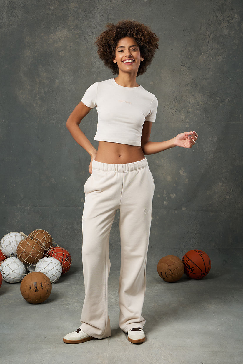 Luna Bej Slim Fit Crop, zarif ve nötr tonu ile minimal stilin öne çıkan parçalarından biridir. Vücudu saran yapısı ve yumuşak dokusuyla hem rahat hem de şık bir kullanım sunar. Günlük kombinlerden spor görünümlere kadar geniş kullanım alanı sunan bu crop, her mevsim şıklığınızı tamamlar.