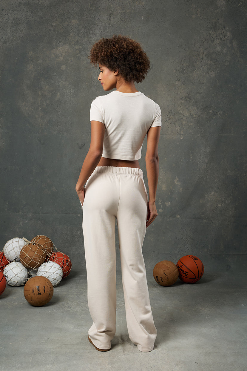 Luna Bej Slim Fit Crop, zarif ve nötr tonu ile minimal stilin öne çıkan parçalarından biridir. Vücudu saran yapısı ve yumuşak dokusuyla hem rahat hem de şık bir kullanım sunar. Günlük kombinlerden spor görünümlere kadar geniş kullanım alanı sunan bu crop, her mevsim şıklığınızı tamamlar.