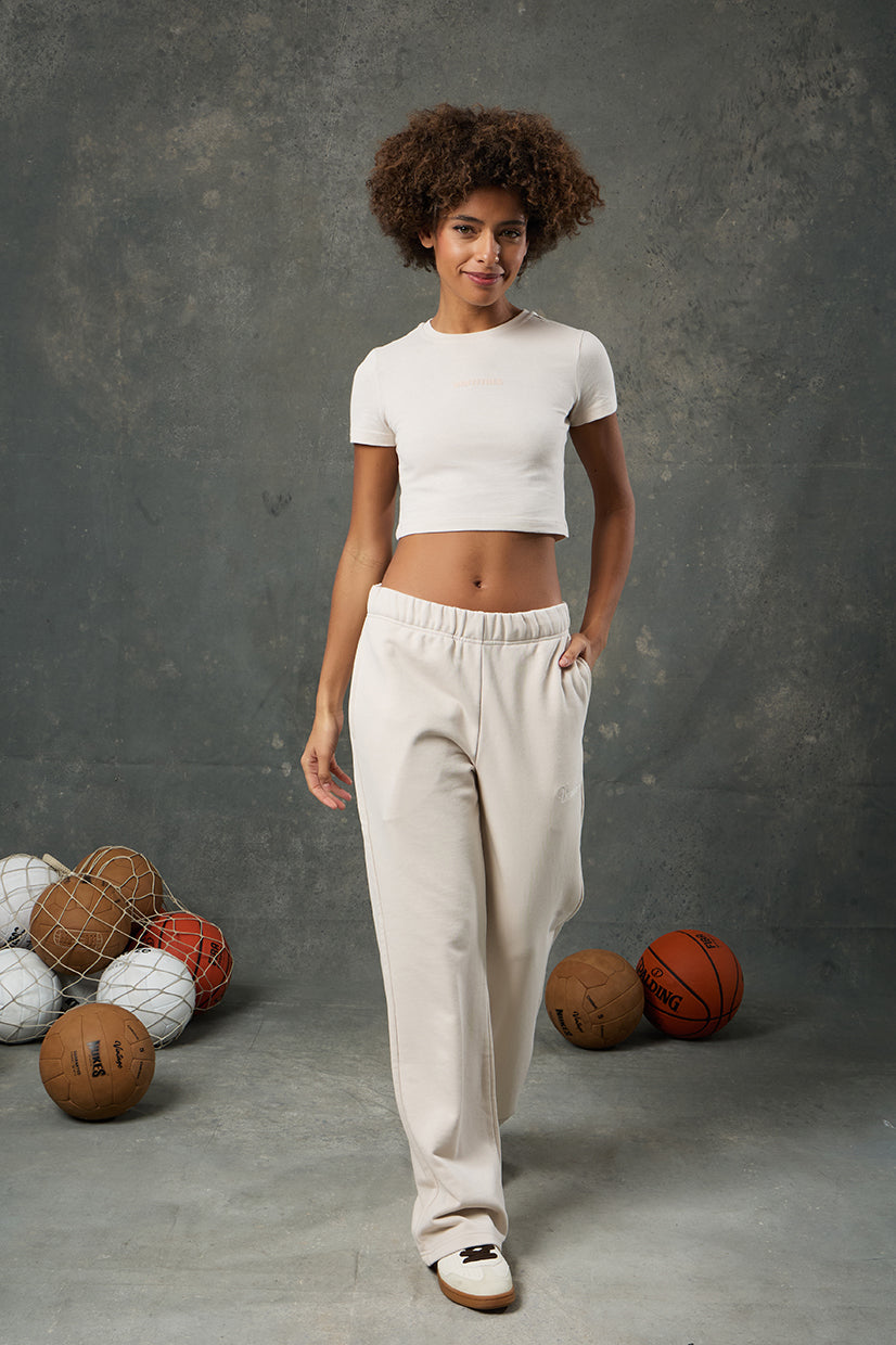 Luna Bej Slim Fit Crop, zarif ve nötr tonu ile minimal stilin öne çıkan parçalarından biridir. Vücudu saran yapısı ve yumuşak dokusuyla hem rahat hem de şık bir kullanım sunar. Günlük kombinlerden spor görünümlere kadar geniş kullanım alanı sunan bu crop, her mevsim şıklığınızı tamamlar.