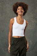 Luna Beyaz Rib Crop, minimal tasarımı ve vücuda oturan fit yapısıyla hem spor hem günlük kombinler için ideal bir parça sunar. Nefes alabilir ribana dokusu sayesinde ciltle uyumlu ve konforludur. Beyazın zarif sadeliğiyle gardırobun kurtarıcı parçalarından biri olmaya adaydır.