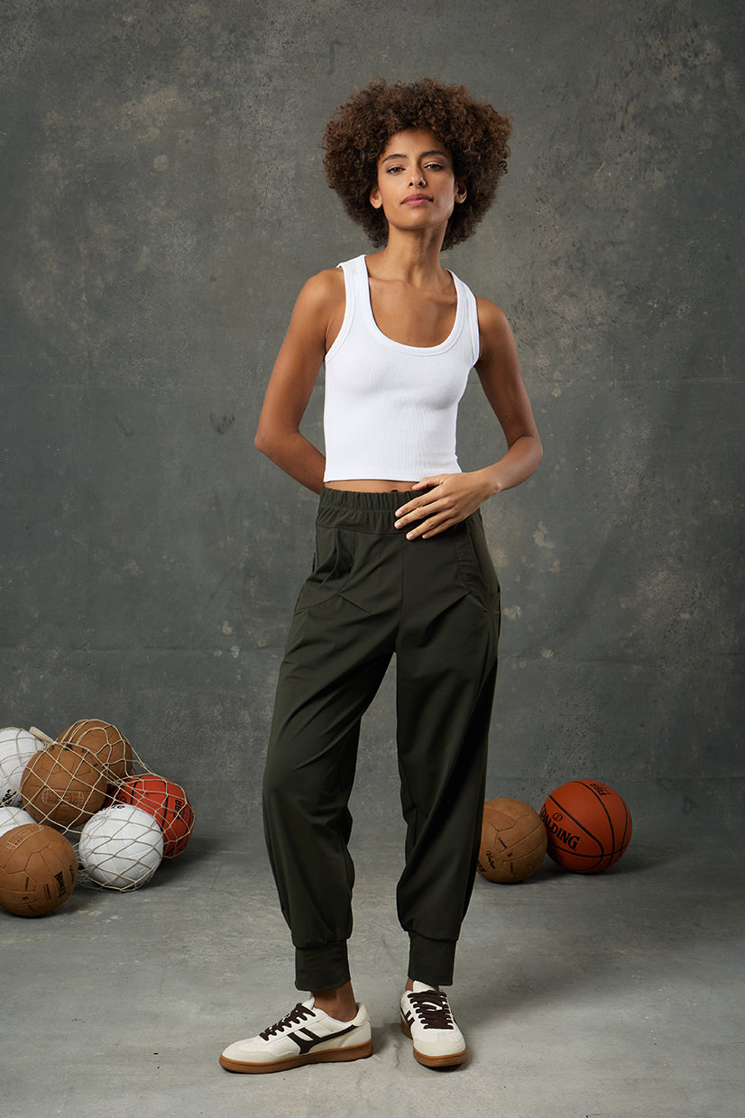 Luna Beyaz Rib Crop, minimal tasarımı ve vücuda oturan fit yapısıyla hem spor hem günlük kombinler için ideal bir parça sunar. Nefes alabilir ribana dokusu sayesinde ciltle uyumlu ve konforludur. Beyazın zarif sadeliğiyle gardırobun kurtarıcı parçalarından biri olmaya adaydır.