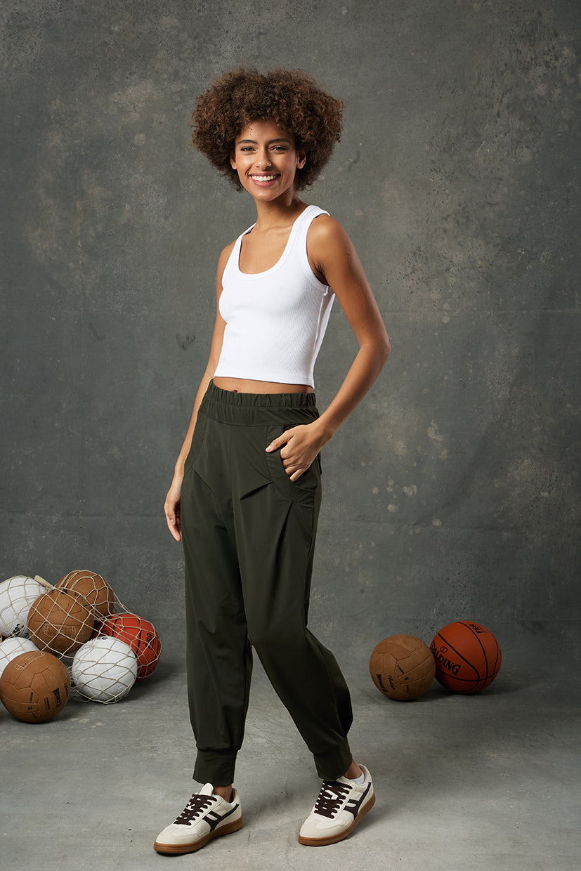 Luna Beyaz Rib Crop, minimal tasarımı ve vücuda oturan fit yapısıyla hem spor hem günlük kombinler için ideal bir parça sunar. Nefes alabilir ribana dokusu sayesinde ciltle uyumlu ve konforludur. Beyazın zarif sadeliğiyle gardırobun kurtarıcı parçalarından biri olmaya adaydır.