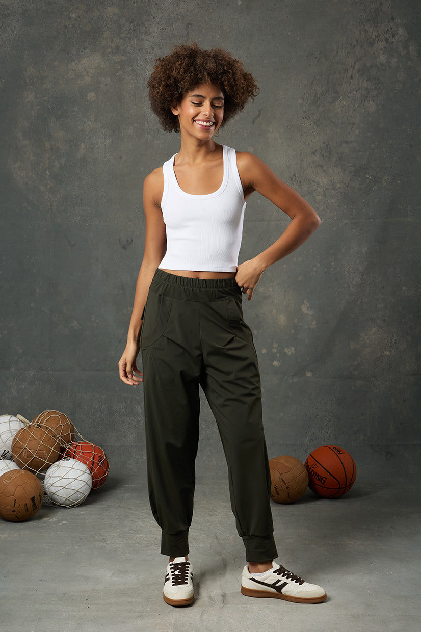 Luna Beyaz Rib Crop, minimal tasarımı ve vücuda oturan fit yapısıyla hem spor hem günlük kombinler için ideal bir parça sunar. Nefes alabilir ribana dokusu sayesinde ciltle uyumlu ve konforludur. Beyazın zarif sadeliğiyle gardırobun kurtarıcı parçalarından biri olmaya adaydır.