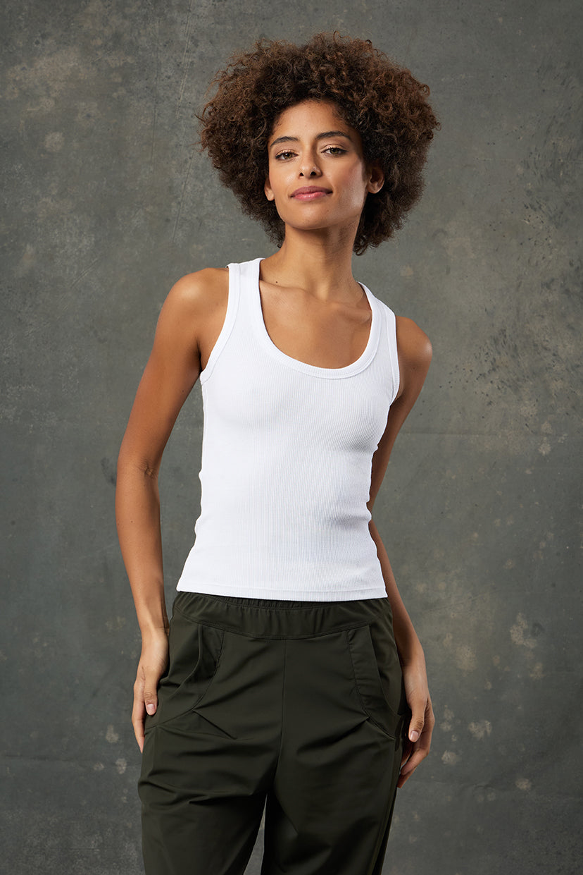 Luna Beyaz Rib Tank, sade tasarımı ve ribana dokusu ile her kombine ferah bir dokunuş katar. Vücuda oturan formu sayesinde hem spor hem günlük stillerde rahatlıkla tercih edilir. Yumuşak kumaşıyla gün boyu konfor sunarken, beyaz rengiyle zamansız bir stil yaratır.