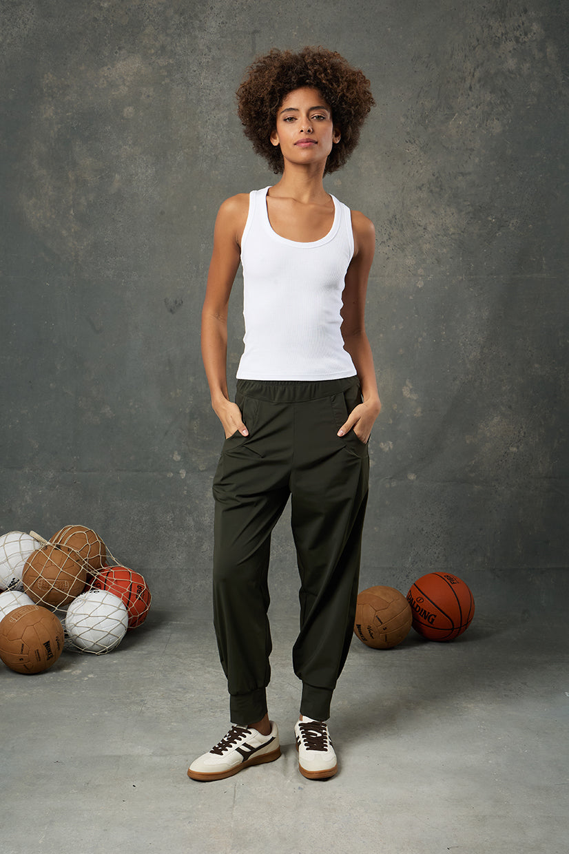 Luna Beyaz Rib Tank, sade tasarımı ve ribana dokusu ile her kombine ferah bir dokunuş katar. Vücuda oturan formu sayesinde hem spor hem günlük stillerde rahatlıkla tercih edilir. Yumuşak kumaşıyla gün boyu konfor sunarken, beyaz rengiyle zamansız bir stil yaratır.