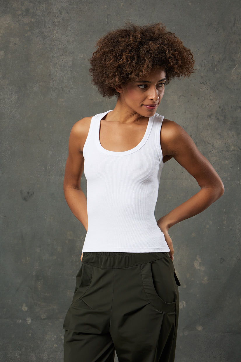 Luna Beyaz Rib Tank, sade tasarımı ve ribana dokusu ile her kombine ferah bir dokunuş katar. Vücuda oturan formu sayesinde hem spor hem günlük stillerde rahatlıkla tercih edilir. Yumuşak kumaşıyla gün boyu konfor sunarken, beyaz rengiyle zamansız bir stil yaratır.