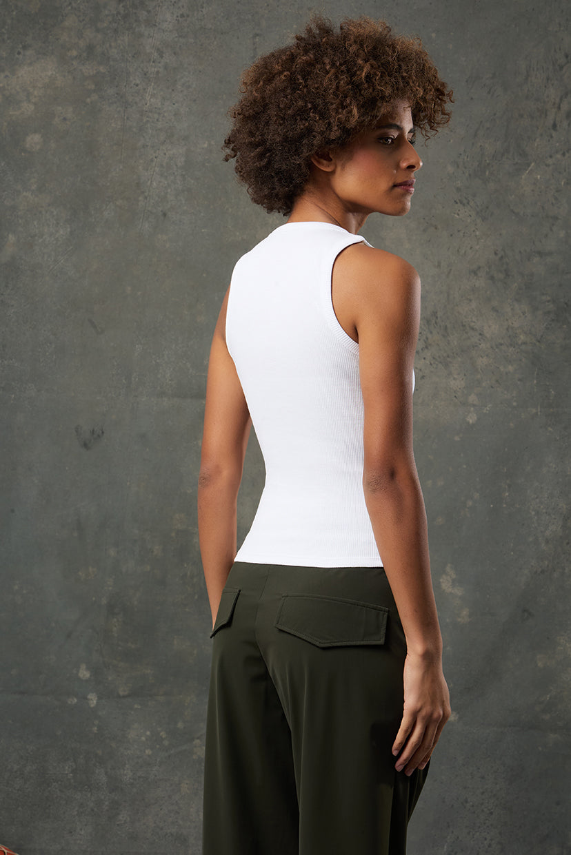 Luna Beyaz Rib Tank, sade tasarımı ve ribana dokusu ile her kombine ferah bir dokunuş katar. Vücuda oturan formu sayesinde hem spor hem günlük stillerde rahatlıkla tercih edilir. Yumuşak kumaşıyla gün boyu konfor sunarken, beyaz rengiyle zamansız bir stil yaratır.