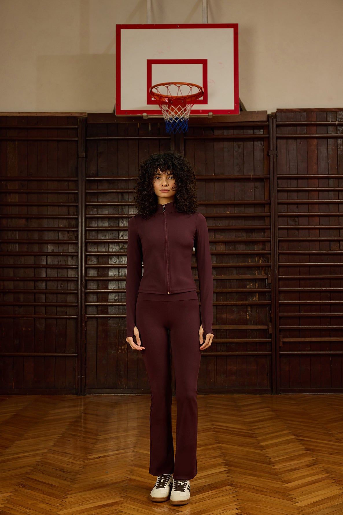 Luna Bordo Ceket, zarif formu ve güçlü bordo rengiyle hareket özgürlüğünü şıklıkla buluşturan özel bir tasarımdır. Yumuşak dokulu kumaşı sayesinde gün boyu konfor sunarken, tam boy fermuar detayıyla işlevselliği artırır. Vücuda oturan yapısı, aktif yaşam stilinize uyum sağlarken aynı zamanda feminen bir siluet oluşturur. Geniş manevra kabiliyeti sunan esnek yapısıyla hem spor hem şehir stilinde ideal bir tamamlayıcıdır.