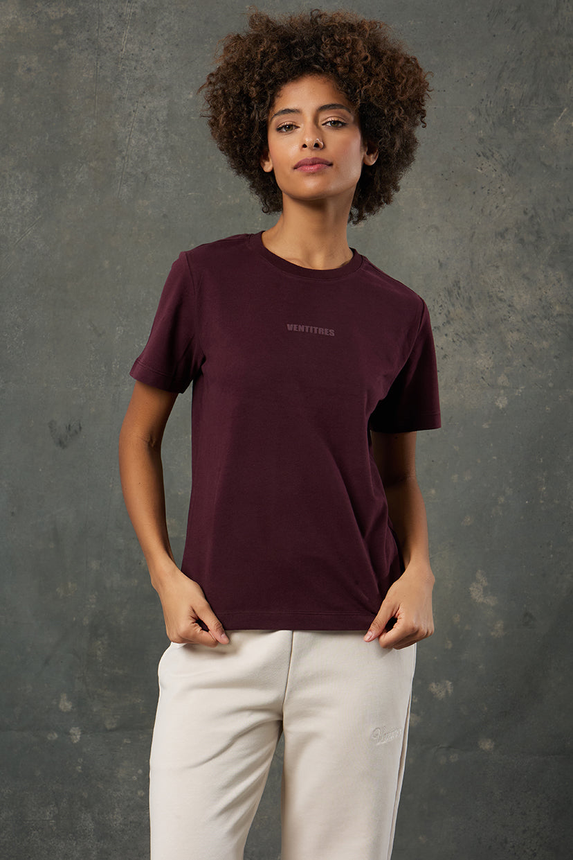 Luna Bordo Regular Fit T-Shirt, zamansız bordo tonuyla stil sahibi bir görünüm sunarken, rahat kalıbıyla gün boyu konforu ön planda tutar. Doğal duruşu ve sade tasarımıyla hem spor hem günlük kombinlerde kullanıma uygundur.&nbsp;Yumuşak dokusu sayesinde tenle uyumlu bir hissiyat sağlar. Yuvarlak yaka ve kısa kollu kesimiyle klasikleşen bu model, modern ve yalın stil anlayışını yansıtır.