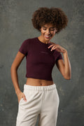 Luna Bordo Slim Fit Crop, derin ve zengin bordo rengiyle güçlü bir stil ifadesi yaratır. Vücuda oturan formu sayesinde modern ve şık bir görünüm sunarken, yumuşak ve esnek dokusu ile maksimum konfor sağlar. Günlük şıklık ve sportif tarzı bir arada sunan bu crop, gardırobunuzun favorisi olmaya aday.