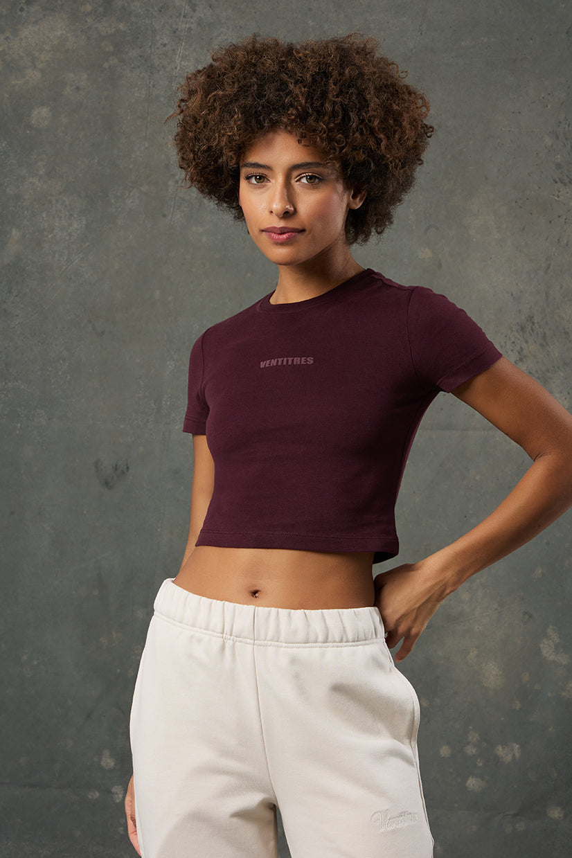 Luna Bordo Slim Fit Crop, derin ve zengin bordo rengiyle güçlü bir stil ifadesi yaratır. Vücuda oturan formu sayesinde modern ve şık bir görünüm sunarken, yumuşak ve esnek dokusu ile maksimum konfor sağlar. Günlük şıklık ve sportif tarzı bir arada sunan bu crop, gardırobunuzun favorisi olmaya aday.