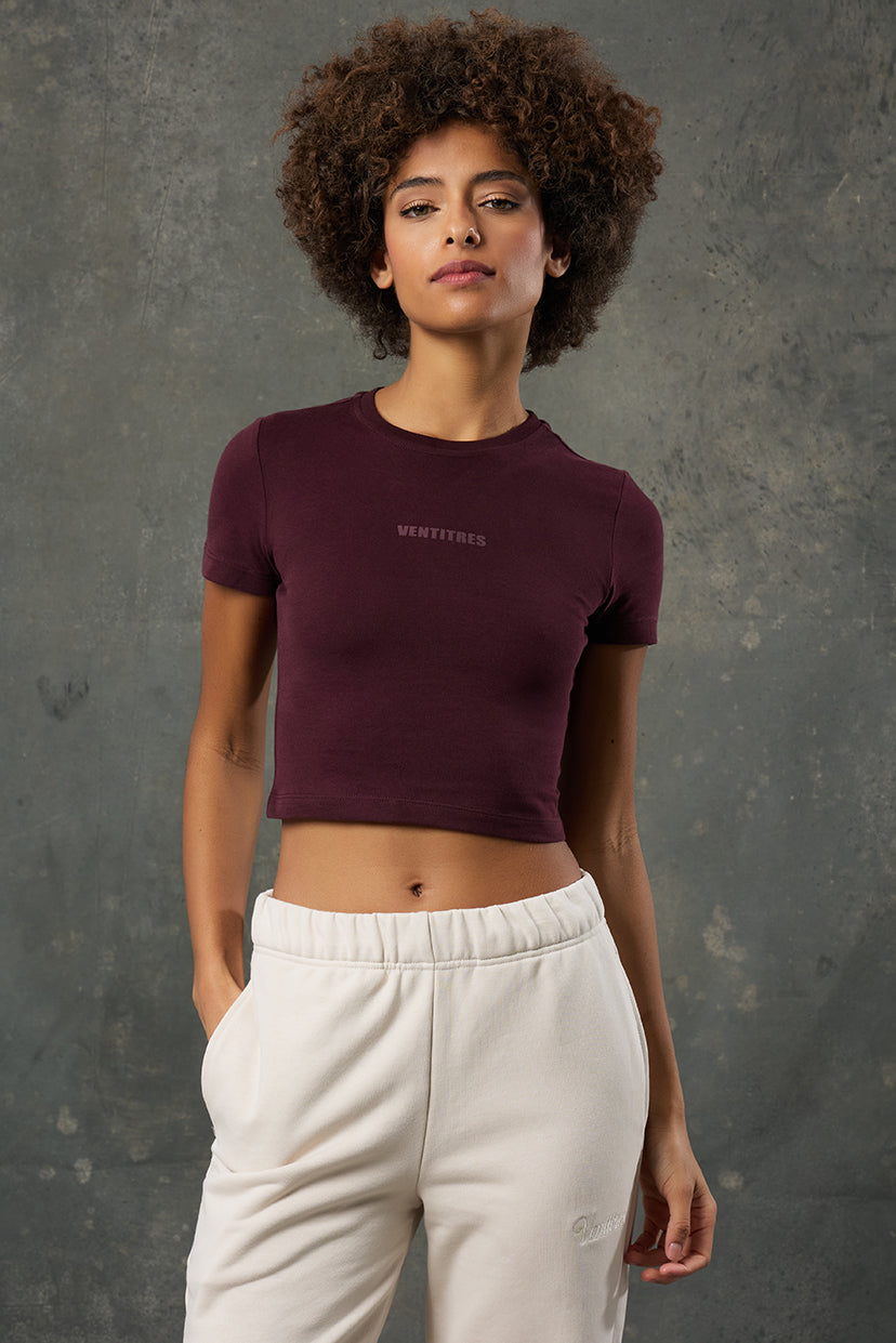 Luna Bordo Slim Fit Crop, derin ve zengin bordo rengiyle güçlü bir stil ifadesi yaratır. Vücuda oturan formu sayesinde modern ve şık bir görünüm sunarken, yumuşak ve esnek dokusu ile maksimum konfor sağlar. Günlük şıklık ve sportif tarzı bir arada sunan bu crop, gardırobunuzun favorisi olmaya aday.