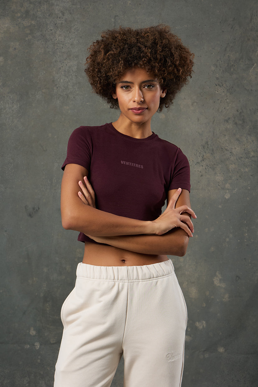 Luna Bordo Slim Fit Crop, derin ve zengin bordo rengiyle güçlü bir stil ifadesi yaratır. Vücuda oturan formu sayesinde modern ve şık bir görünüm sunarken, yumuşak ve esnek dokusu ile maksimum konfor sağlar. Günlük şıklık ve sportif tarzı bir arada sunan bu crop, gardırobunuzun favorisi olmaya aday.