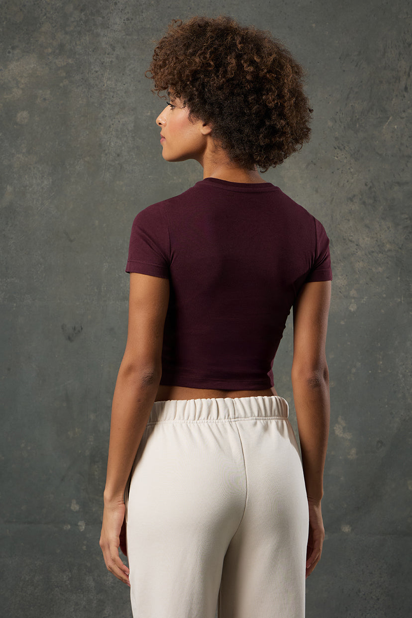Luna Bordo Slim Fit Crop, derin ve zengin bordo rengiyle güçlü bir stil ifadesi yaratır. Vücuda oturan formu sayesinde modern ve şık bir görünüm sunarken, yumuşak ve esnek dokusu ile maksimum konfor sağlar. Günlük şıklık ve sportif tarzı bir arada sunan bu crop, gardırobunuzun favorisi olmaya aday.