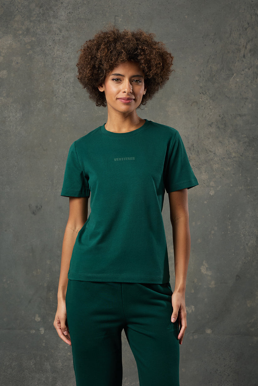Luna Yeşil Regular Fit T-Shirt, doğallığın ve dinamizmin birleştiği zamansız bir stil sunar. Rahat kalıbı sayesinde gün boyu konfor sağlarken, sade tasarımıyla her kombine uyum gösterir.&nbsp;Yumuşak dokusu ve nefes alan kumaşı ile hem günlük yaşamda hem de aktif günlerde tercih edilebilir. Kısa kollu ve bisiklet yaka detayı, sportif ve modern bir görünüm yaratır.