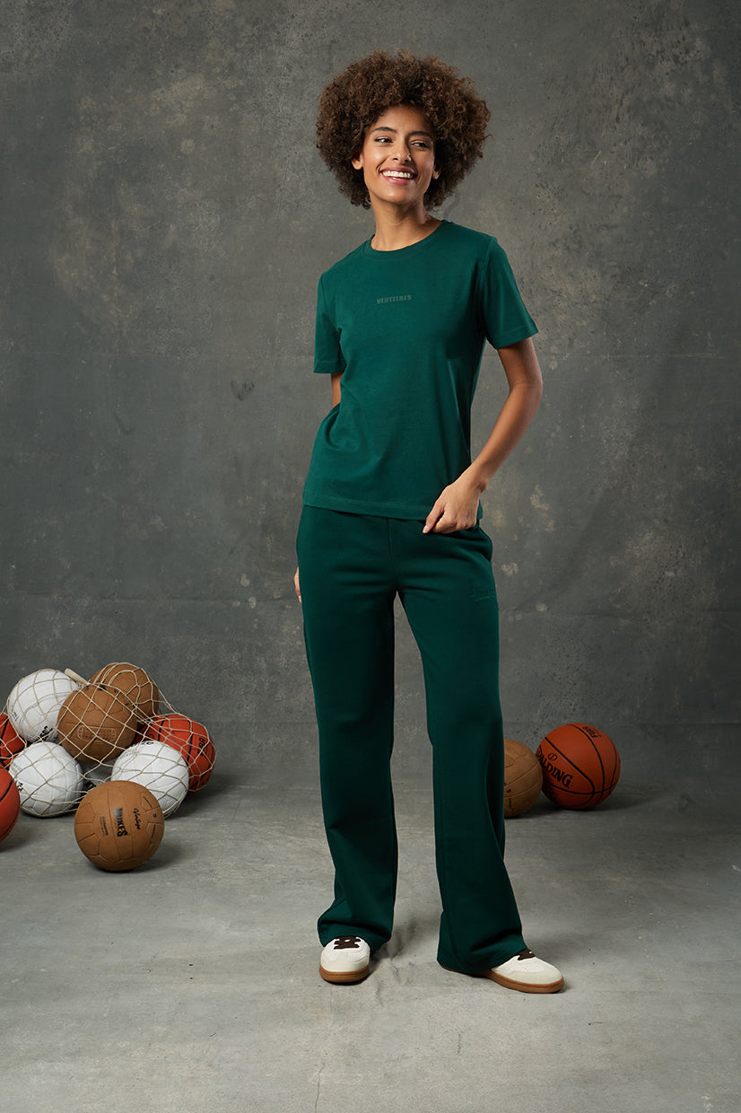 Luna Yeşil Regular Fit T-Shirt, doğallığın ve dinamizmin birleştiği zamansız bir stil sunar. Rahat kalıbı sayesinde gün boyu konfor sağlarken, sade tasarımıyla her kombine uyum gösterir.&nbsp;Yumuşak dokusu ve nefes alan kumaşı ile hem günlük yaşamda hem de aktif günlerde tercih edilebilir. Kısa kollu ve bisiklet yaka detayı, sportif ve modern bir görünüm yaratır.