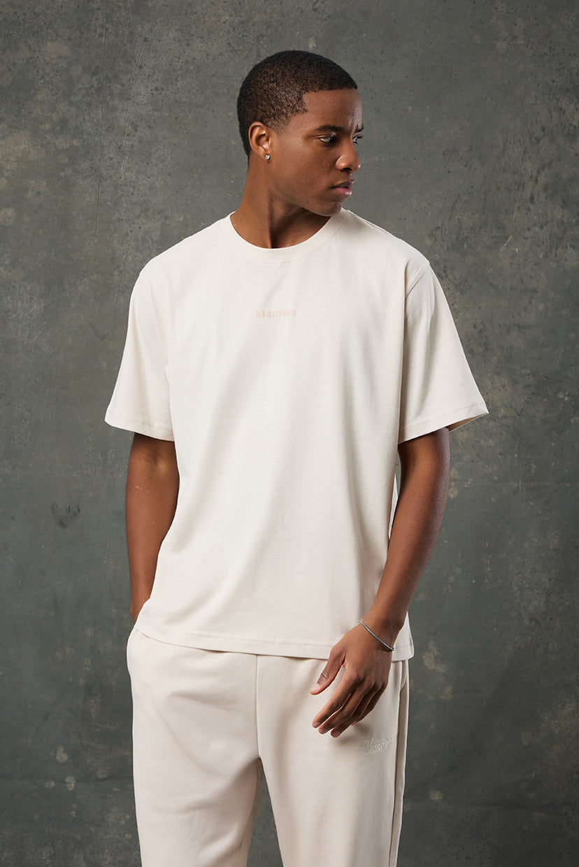 Luna Brushed Bej Oversize T-Shirt, zamansız tasarımı ve naturel tonu ile gardırobunuzun vazgeçilmezi olmaya aday. Rahat kesimi ve yumuşak dokusuyla günlük stilinize sade bir şıklık ve üst düzey konfor katar.