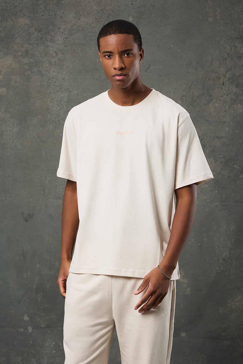 Luna Brushed Bej Oversize T-Shirt, zamansız tasarımı ve naturel tonu ile gardırobunuzun vazgeçilmezi olmaya aday. Rahat kesimi ve yumuşak dokusuyla günlük stilinize sade bir şıklık ve üst düzey konfor katar.