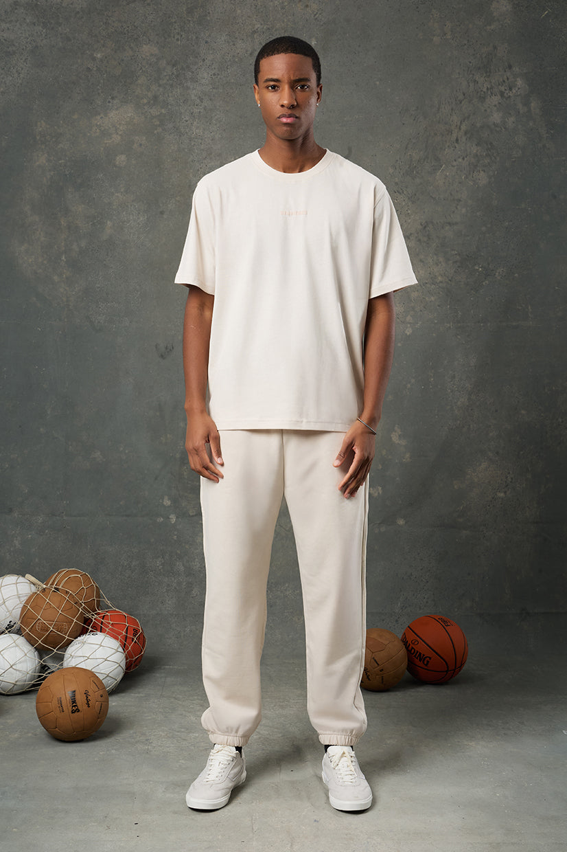 Luna Brushed Bej Oversize T-Shirt, zamansız tasarımı ve naturel tonu ile gardırobunuzun vazgeçilmezi olmaya aday. Rahat kesimi ve yumuşak dokusuyla günlük stilinize sade bir şıklık ve üst düzey konfor katar.