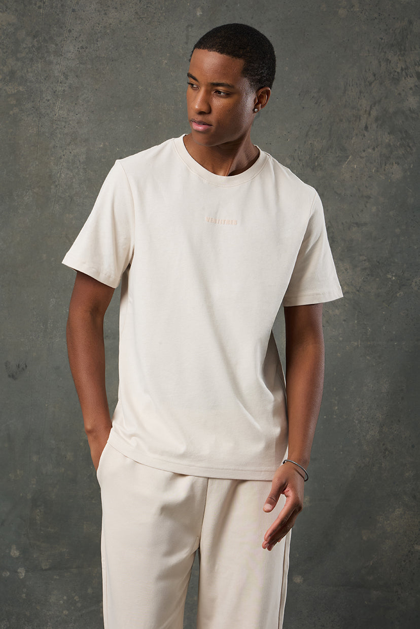 Luna Brushed Bej Regular Fit T-Shirt, yumuşak dokulu kumaşı ve rahat kalıbıyla günlük kombinlerin vazgeçilmez parçası olur. Zamansız bej tonu sayesinde hem spor hem şık stillerle kolayca uyum sağlar. Gün boyu konfor ve sade bir şıklık sunar.