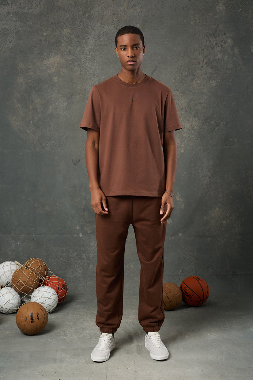 Luna Brushed Kahverengi Regular Fit T-Shirt, sade tasarımı ve yumuşak yüzeyiyle konforu şıklıkla buluşturur. Rahat kesimi sayesinde günlük kullanıma uygun olan bu parça, doğal tonları sevenler için ideal bir seçenektir. Tek başına ya da katmanlı kombinlerle stilinizi tamamlar.