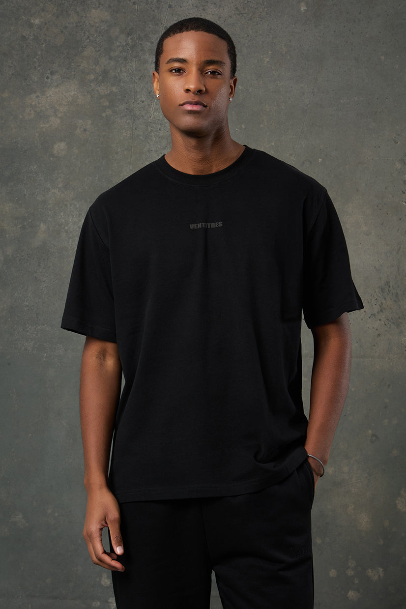 Luna Brushed Siyah Oversize T-Shirt, klasik görünümden vazgeçmeyenler için sade ve güçlü bir seçenektir. Oversize kesimiyle modern bir siluet sunarken, yumuşak dokusu gün boyu konfor sağlar. Zamansız siyah tonuyla her kombine kolayca uyum sağlar.