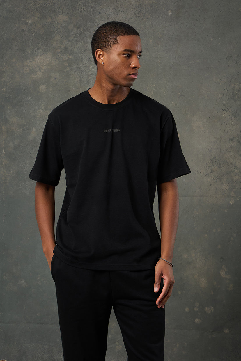 Luna Brushed Siyah Oversize T-Shirt, klasik görünümden vazgeçmeyenler için sade ve güçlü bir seçenektir. Oversize kesimiyle modern bir siluet sunarken, yumuşak dokusu gün boyu konfor sağlar. Zamansız siyah tonuyla her kombine kolayca uyum sağlar.