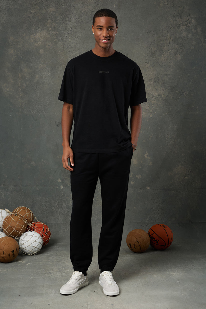 Luna Brushed Siyah Oversize T-Shirt, klasik görünümden vazgeçmeyenler için sade ve güçlü bir seçenektir. Oversize kesimiyle modern bir siluet sunarken, yumuşak dokusu gün boyu konfor sağlar. Zamansız siyah tonuyla her kombine kolayca uyum sağlar.