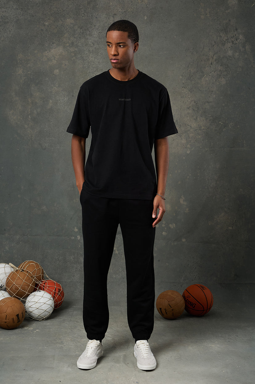 Luna Brushed Siyah Oversize T-Shirt, klasik görünümden vazgeçmeyenler için sade ve güçlü bir seçenektir. Oversize kesimiyle modern bir siluet sunarken, yumuşak dokusu gün boyu konfor sağlar. Zamansız siyah tonuyla her kombine kolayca uyum sağlar.