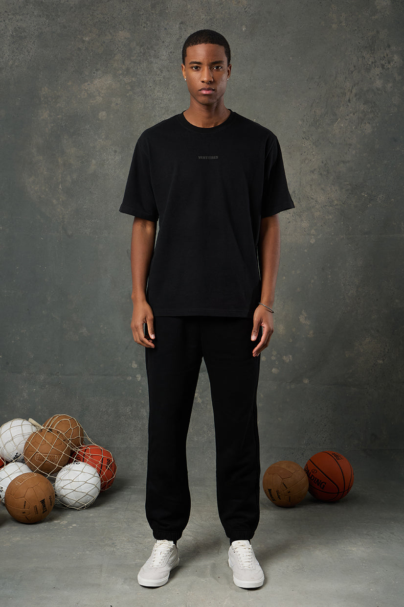 Luna Brushed Siyah Oversize T-Shirt, klasik görünümden vazgeçmeyenler için sade ve güçlü bir seçenektir. Oversize kesimiyle modern bir siluet sunarken, yumuşak dokusu gün boyu konfor sağlar. Zamansız siyah tonuyla her kombine kolayca uyum sağlar.