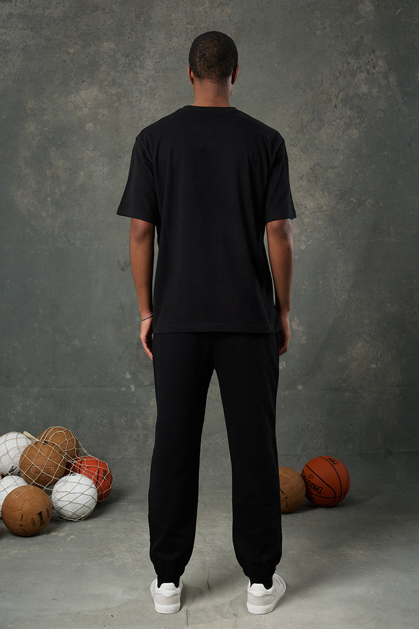 Luna Brushed Siyah Oversize T-Shirt, klasik görünümden vazgeçmeyenler için sade ve güçlü bir seçenektir. Oversize kesimiyle modern bir siluet sunarken, yumuşak dokusu gün boyu konfor sağlar. Zamansız siyah tonuyla her kombine kolayca uyum sağlar.