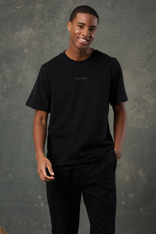 Minimal tasarımı ve yumuşak dokusuyla öne çıkan Luna Brushed Siyah Regular Fit T-Shirt, günlük stilinize konfor ve şıklık katar. Nefes alabilen kumaşı ve rahat kesimi sayesinde hareket özgürlüğü sunar; sade tarzıyla her kombine kolayca uyum sağlar.