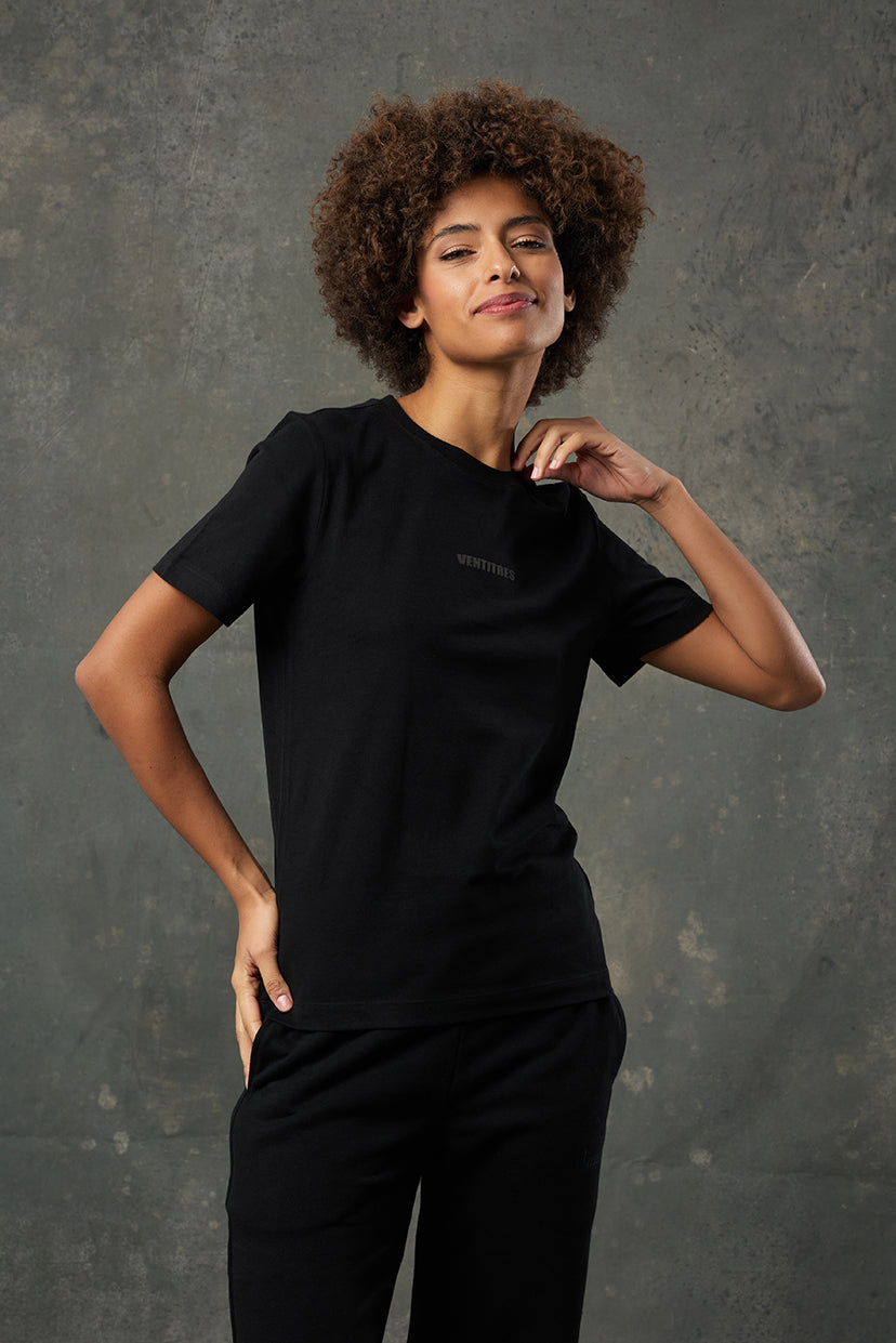 Yumuşak dokusu ve sade tasarımıyla Luna Brushed Siyah Regular Fit T-Shirt, günlük kombinleriniz için konforlu bir alternatif sunar. Hafif oversize kalıbı ve esnek kumaşıyla rahat bir kullanım sağlarken, zamansız siyah rengiyle gardırobunuzun favori parçası olmaya aday.